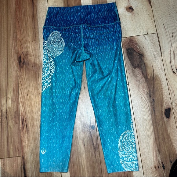 Inner Fire Yoga Capris - Picture 5 of 6